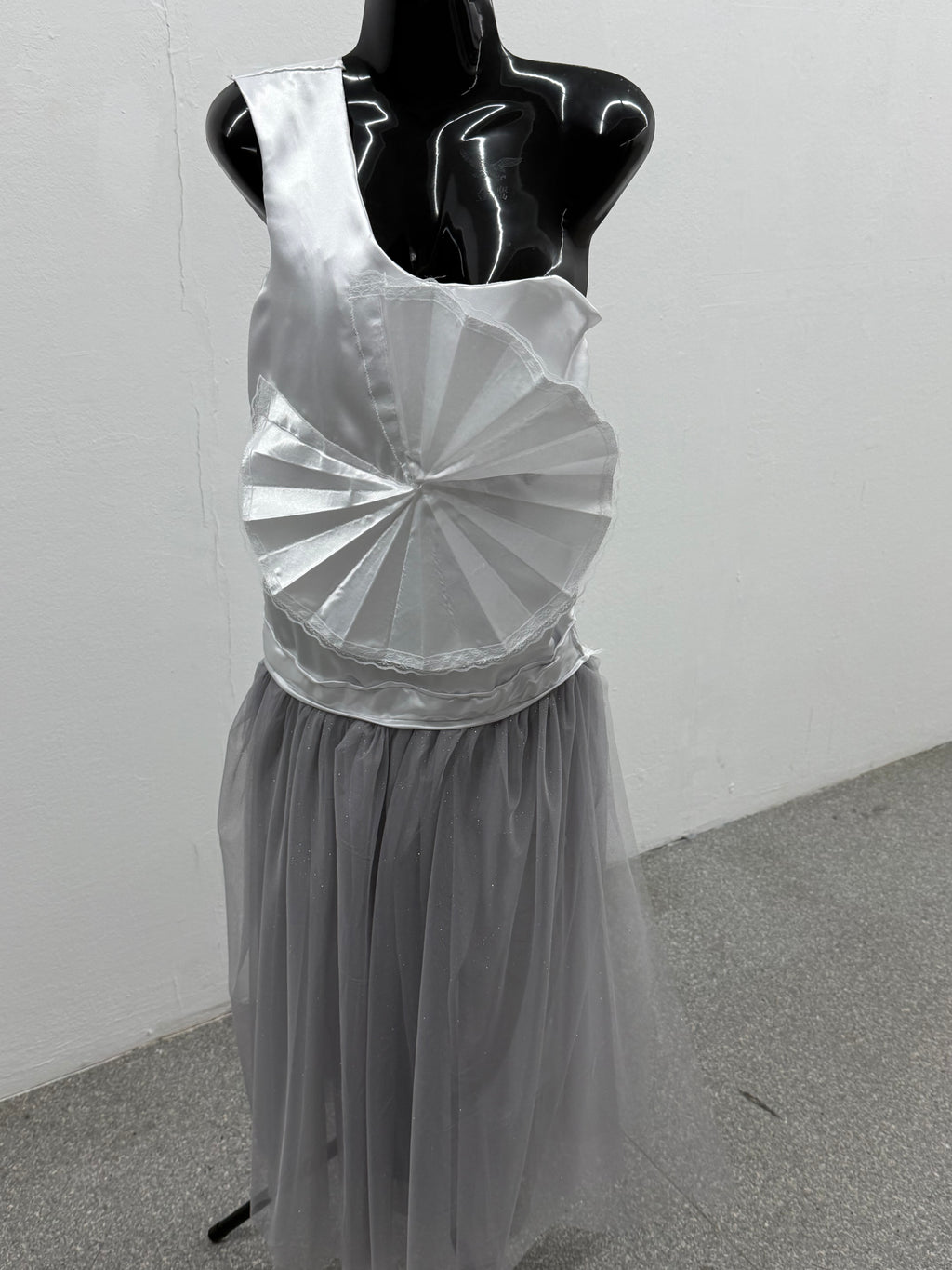 Asymmetrisches Satinkleid >>La Regina<<